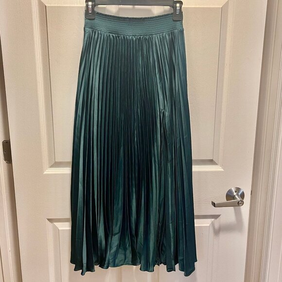 NWT Lulus Sophisticated Vision Emerald Green Satin Pleated Midi Skirt - Size M - Picture 5 of 6